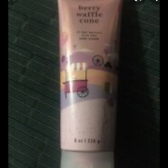 BBW BERRY WAFFLE 🧇 CONE 24 hour moisture Ultra Shea Body Cream 🧴 - Picture 3 of 16
